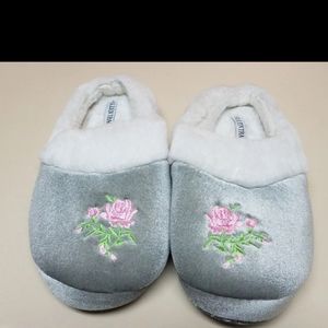 Ellen Tracy slippers size M